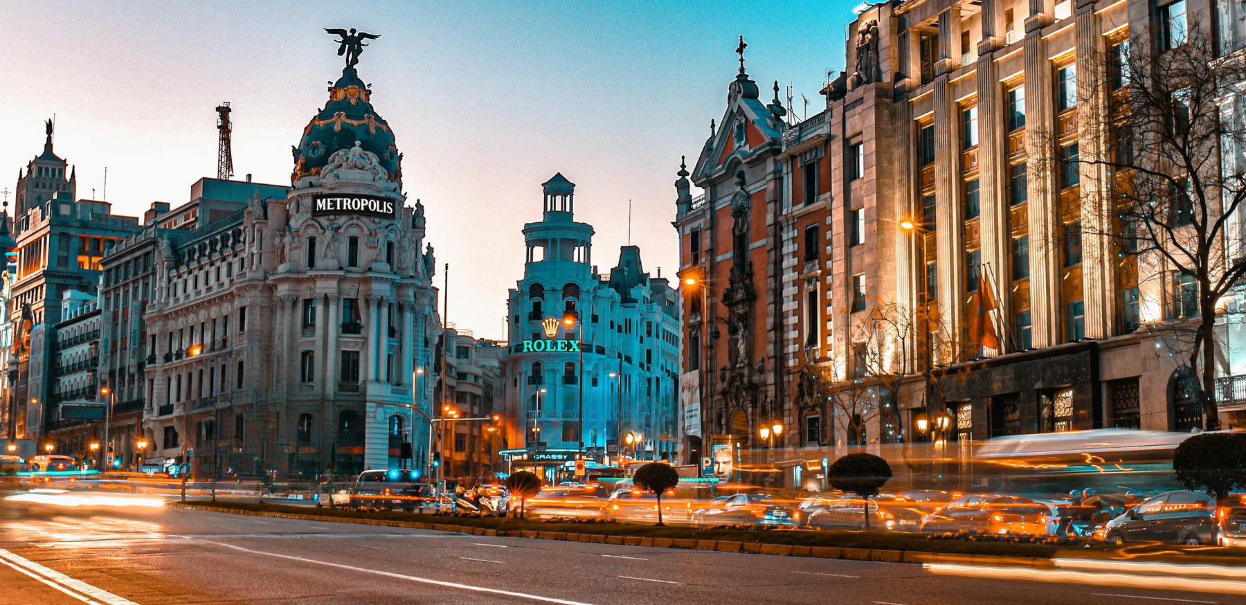 La Gran Vía de Madrid al atardecer, con el edificio Metrópolis