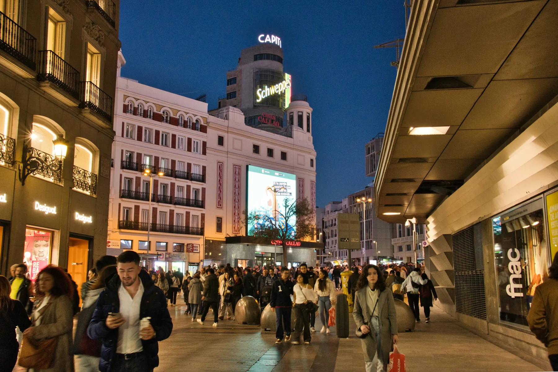 Fachada clásica de Madrid con balcones de forja