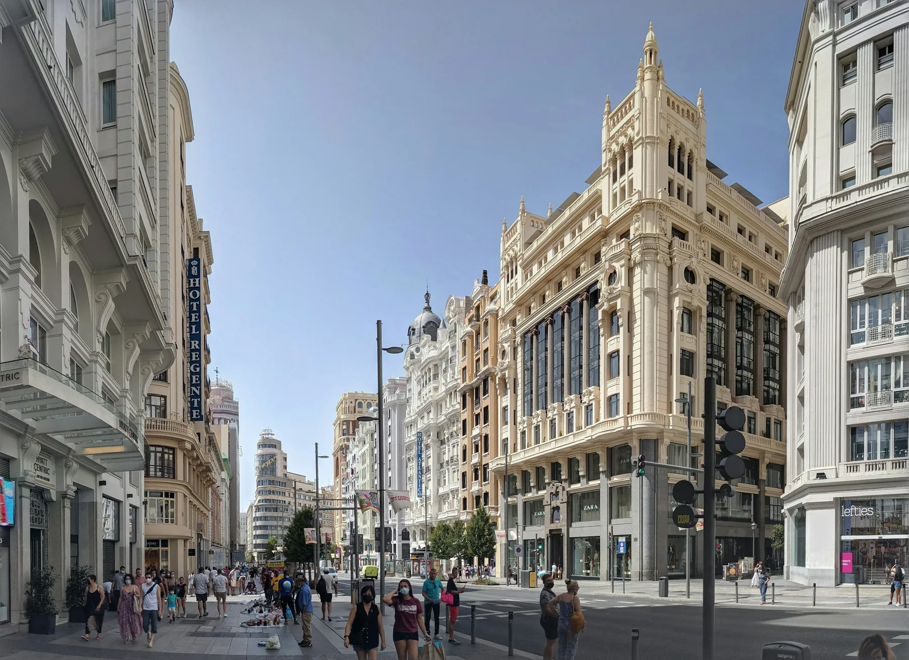 Calle comercial de Madrid con locales en planta baja