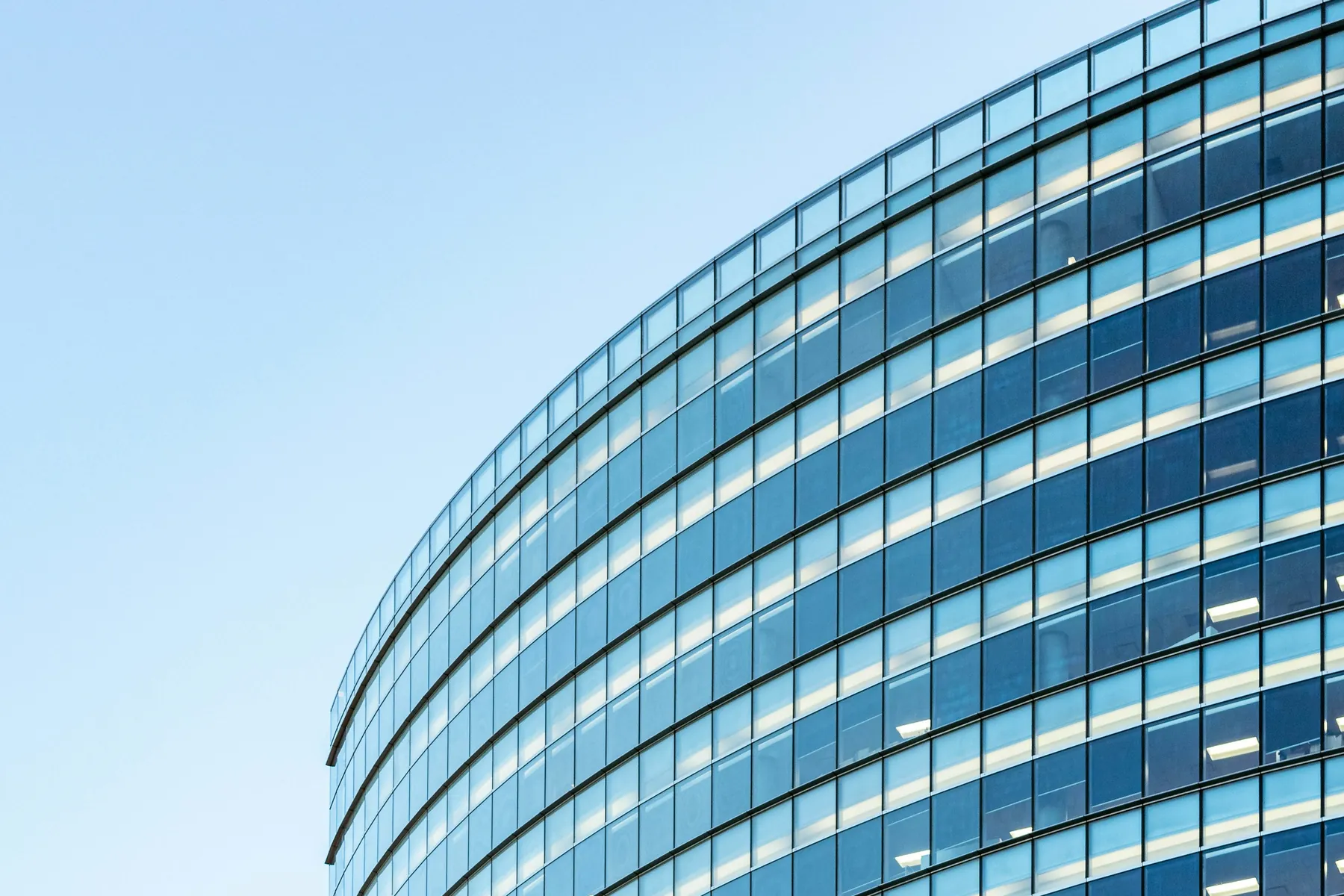 Fachada de cristal de un edificio de oficinas contra el cielo